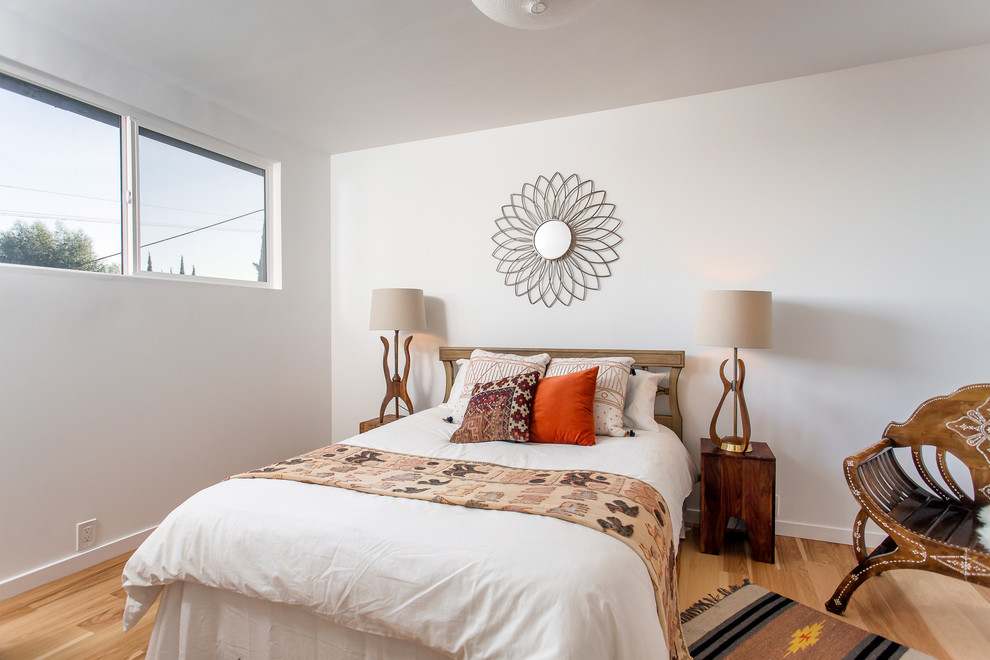 Idéer för amerikanska sovrum, med vita väggar och ljust trägolv