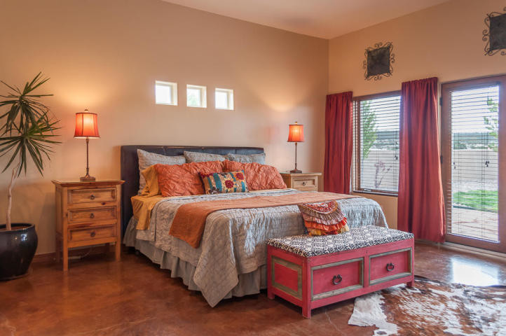 Стильный дизайн: хозяйская спальня среднего размера в стиле фьюжн с коричневыми стенами, бетонным полом и коричневым полом без камина - последний тренд