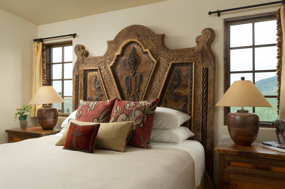 Свежая идея для дизайна: гостевая спальня (комната для гостей) в стиле фьюжн с белыми стенами - отличное фото интерьера