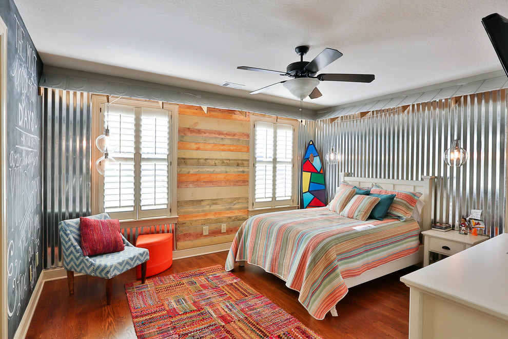 Foto di una camera degli ospiti stile marino di medie dimensioni con pavimento in legno massello medio e nessun camino