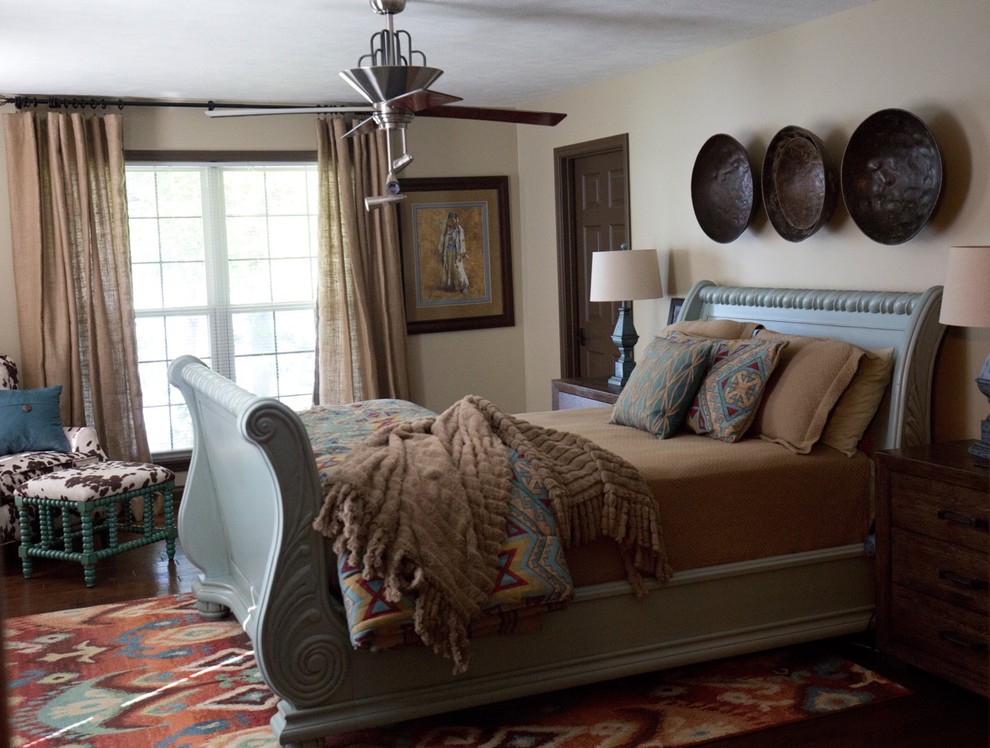 На фото: хозяйская спальня среднего размера в классическом стиле с бежевыми стенами и темным паркетным полом без камина