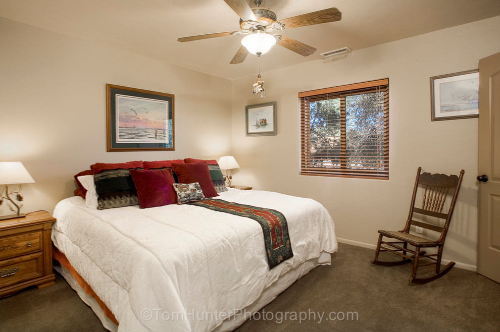 Пример оригинального дизайна: гостевая спальня среднего размера, (комната для гостей) в стиле фьюжн с бежевыми стенами и ковровым покрытием без камина