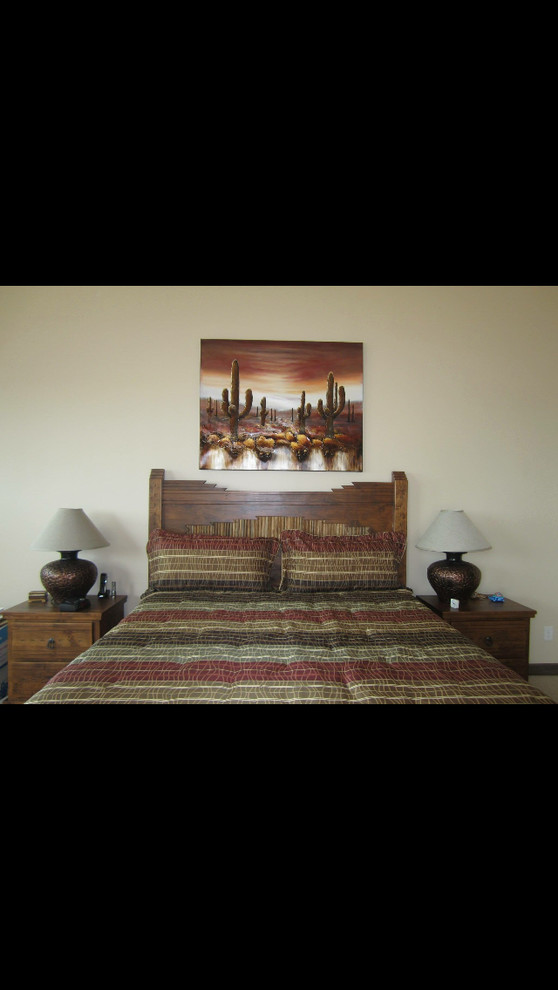 Immagine di una camera matrimoniale stile americano con pareti beige e parquet scuro