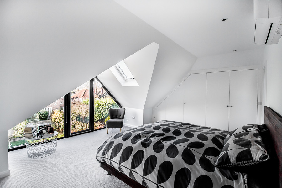 Источник вдохновения для домашнего уюта: хозяйская спальня среднего размера в современном стиле с белыми стенами, ковровым покрытием и серым полом