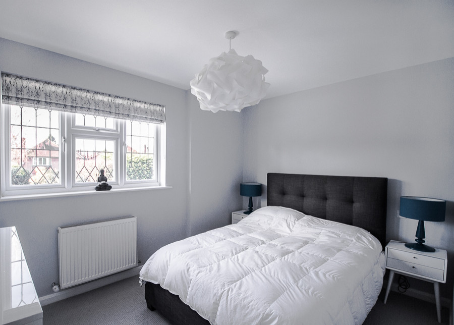 Стильный дизайн: маленькая гостевая спальня (комната для гостей) в современном стиле с синими стенами, ковровым покрытием и серым полом для на участке и в саду - последний тренд