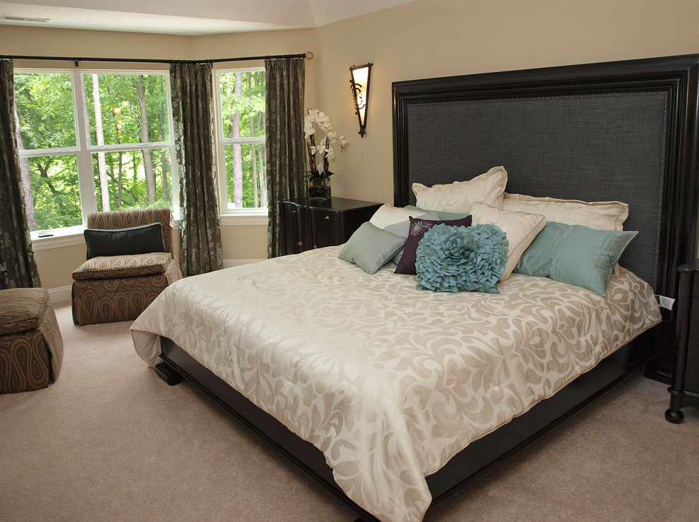 Imagen de dormitorio principal clásico renovado con paredes beige y moqueta