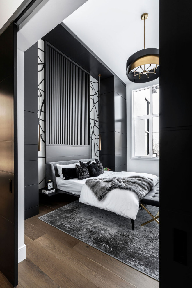 Schlafzimmer mit weißer Wandfarbe, dunklem Holzboden, braunem Boden und Tapetenwänden in Calgary