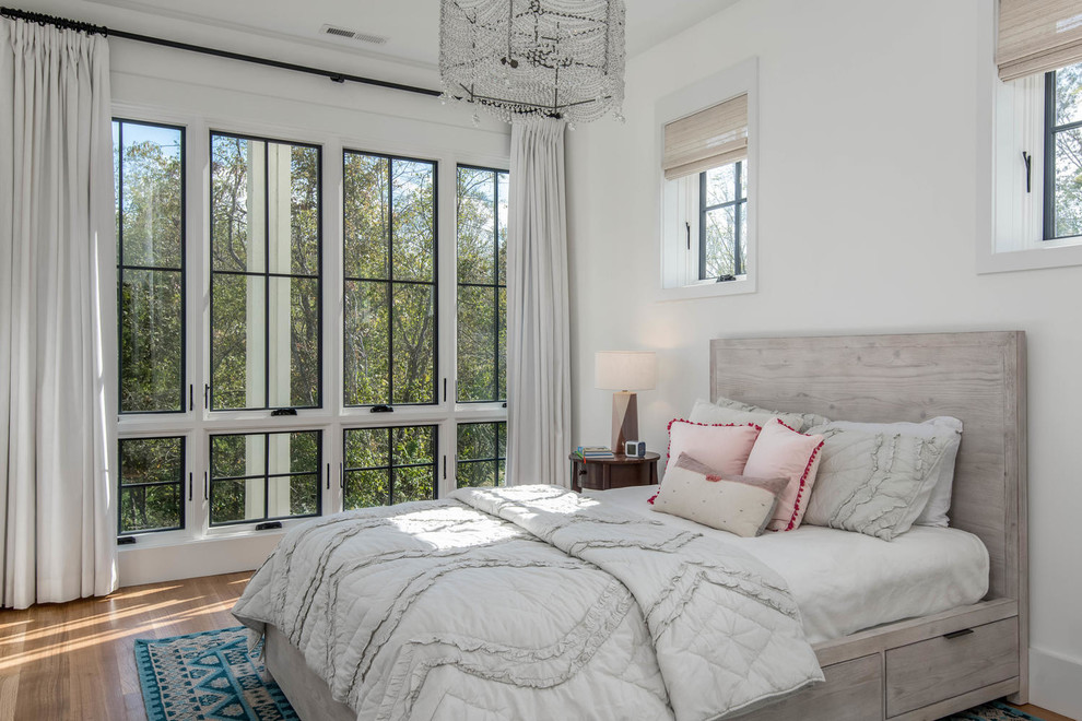 Esempio di una camera da letto country con pareti bianche, pavimento in legno massello medio e pavimento marrone