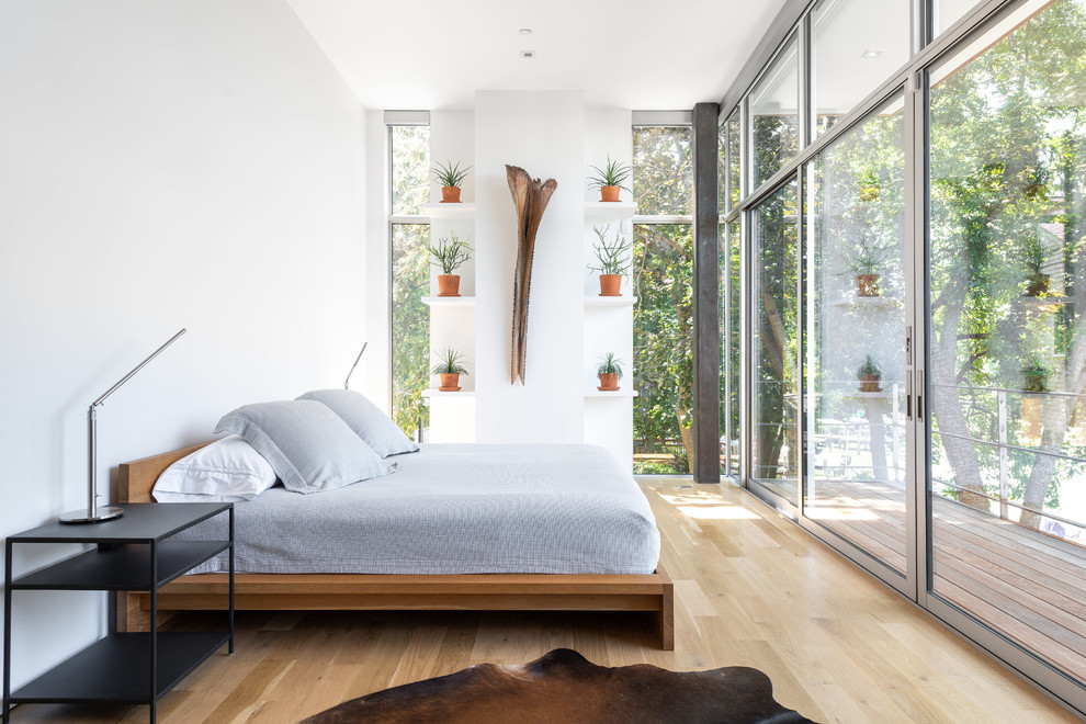 Modernes Hauptschlafzimmer ohne Kamin mit weißer Wandfarbe und hellem Holzboden in Baltimore