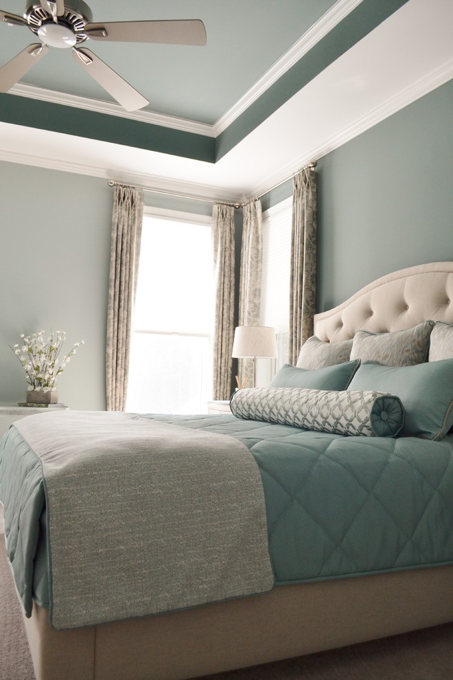 Klassisches Hauptschlafzimmer ohne Kamin mit grüner Wandfarbe und Teppichboden in Baltimore