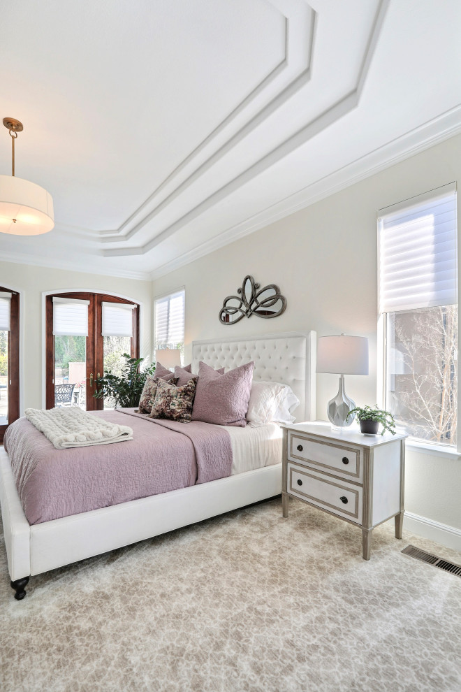 Aménagement d'une chambre classique de taille moyenne avec un mur beige, une cheminée double-face, un manteau de cheminée en pierre et un sol beige.