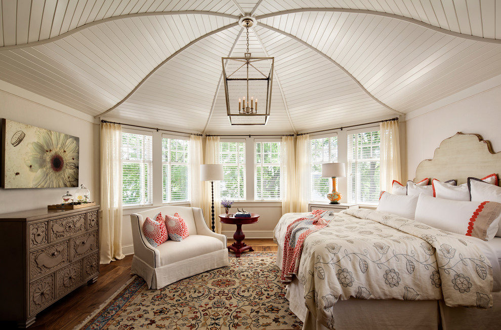 Foto de dormitorio principal campestre con paredes beige y suelo de madera en tonos medios