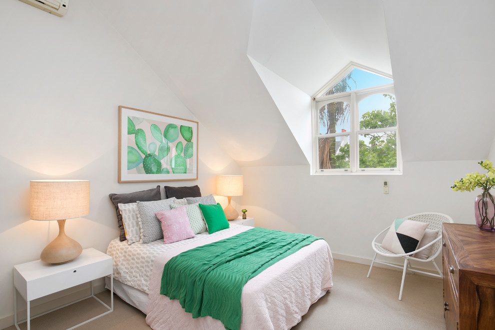 Idée de décoration pour une petite chambre design avec un mur blanc et un sol beige.