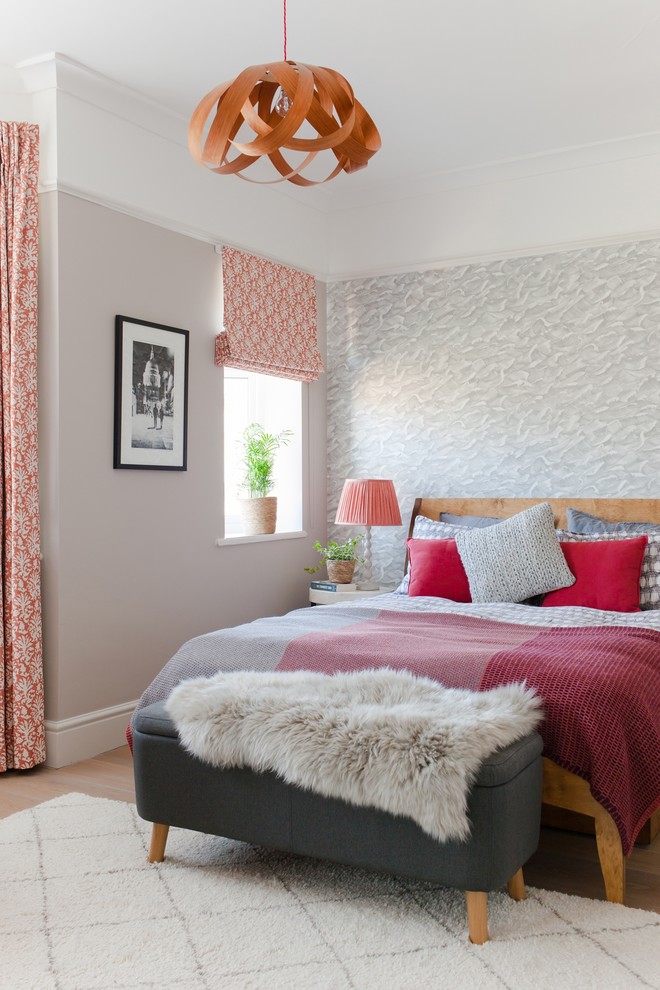 Esempio di una camera da letto contemporanea con pareti grigie, parquet chiaro e pavimento beige