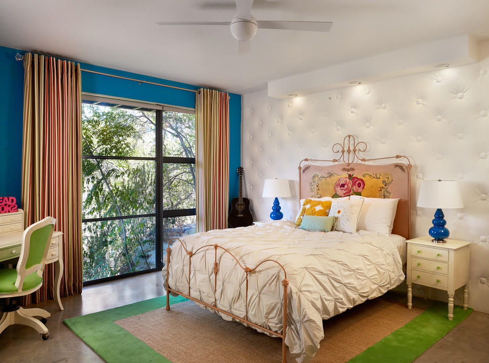 Идея дизайна: спальня среднего размера в стиле фьюжн с бетонным полом и синими стенами без камина