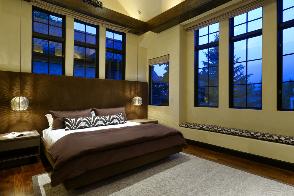 Свежая идея для дизайна: большая хозяйская спальня в стиле рустика с бежевыми стенами и паркетным полом среднего тона - отличное фото интерьера