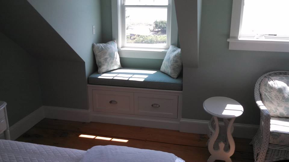 Ispirazione per una camera da letto stile marino con pareti blu e parquet chiaro