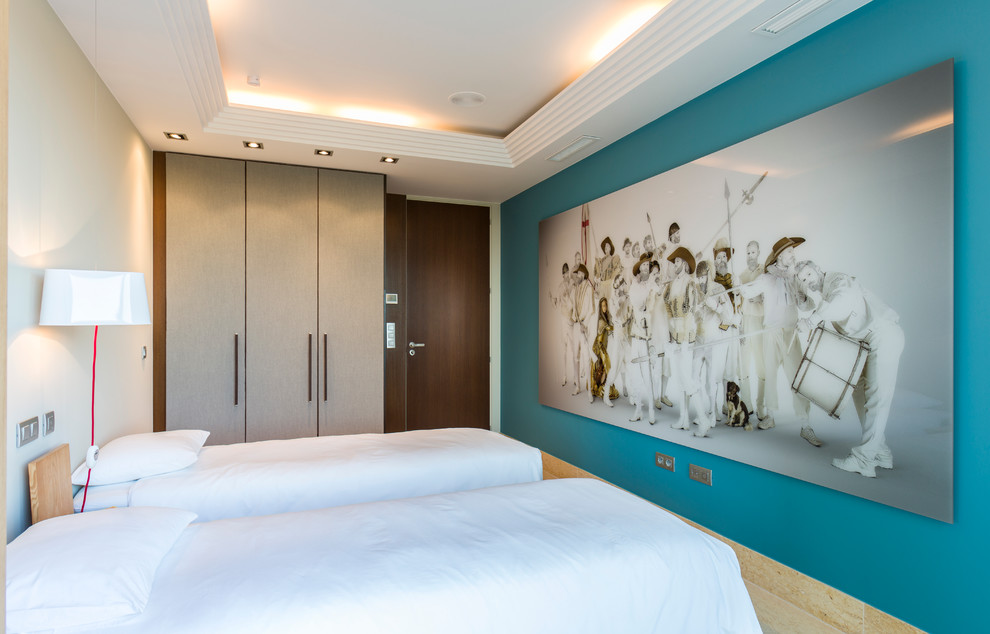 Imagen de habitación de invitados escandinava de tamaño medio con paredes azules y suelo de mármol