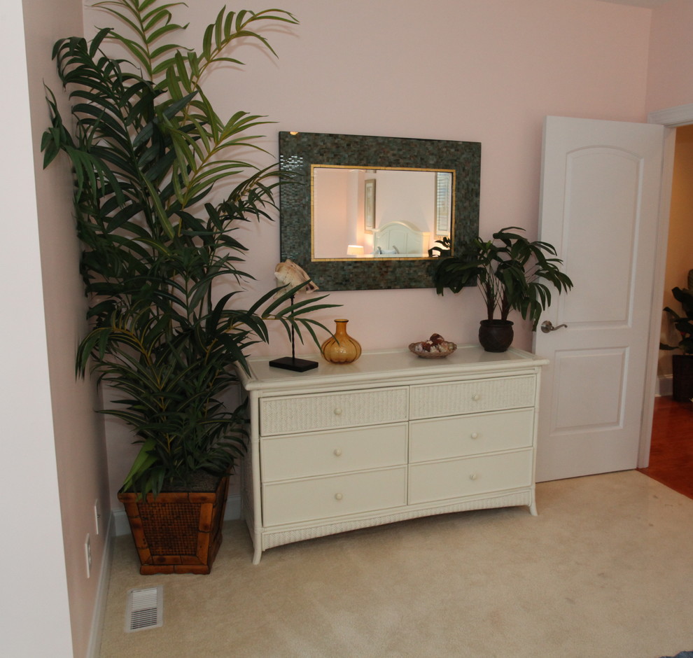Стильный дизайн: большая гостевая спальня (комната для гостей) в морском стиле с розовыми стенами и ковровым покрытием без камина - последний тренд