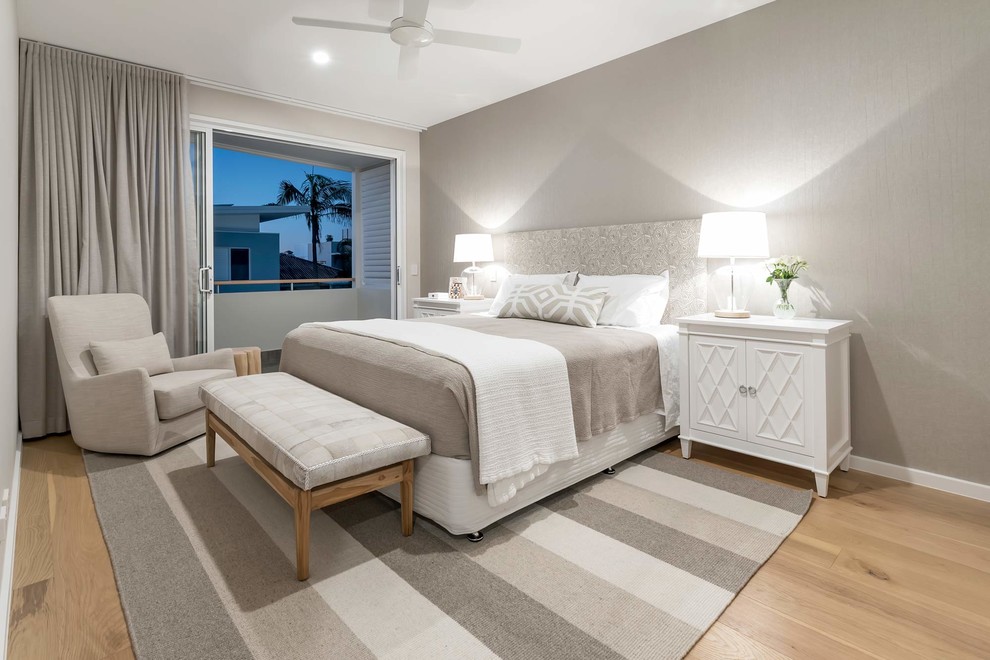 Modernes Gästezimmer mit beiger Wandfarbe, Laminat und braunem Boden in Gold Coast - Tweed