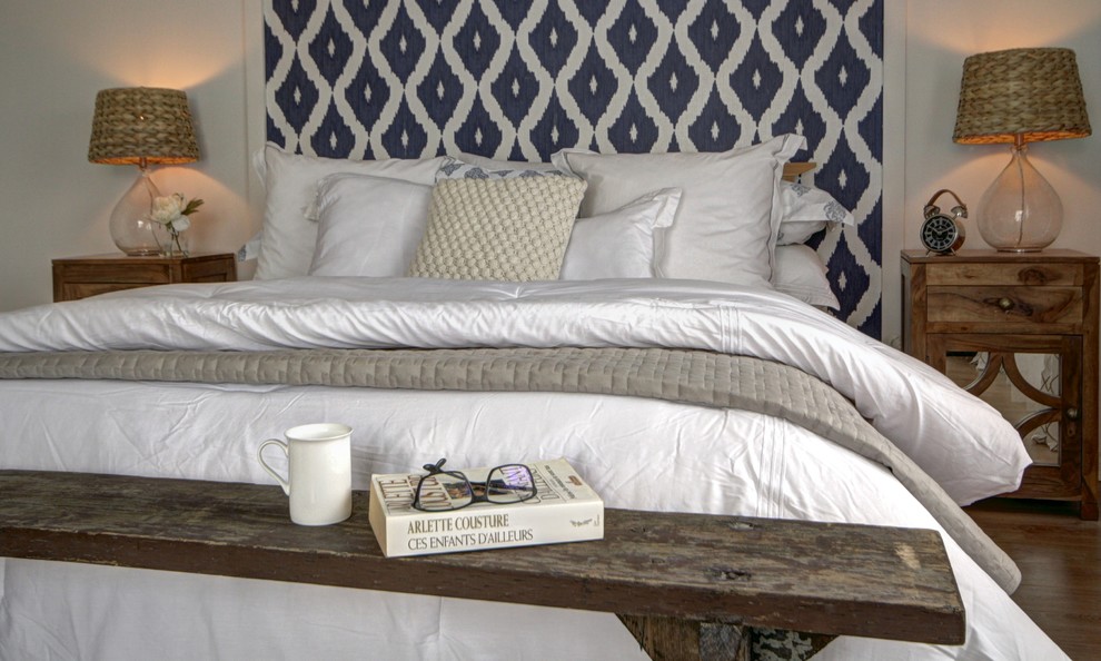 Modelo de dormitorio principal nórdico grande sin chimenea con paredes blancas y suelo de madera clara