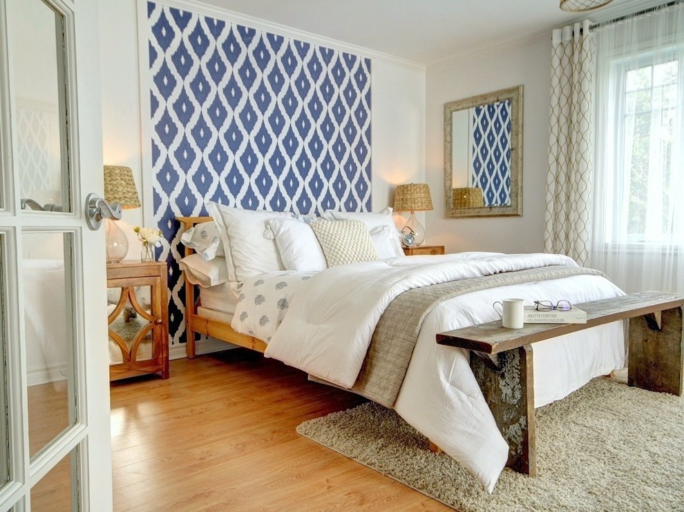 モントリオールにある中くらいな北欧スタイルのおしゃれな主寝室 (白い壁、淡色無垢フローリング、暖炉なし) のレイアウト