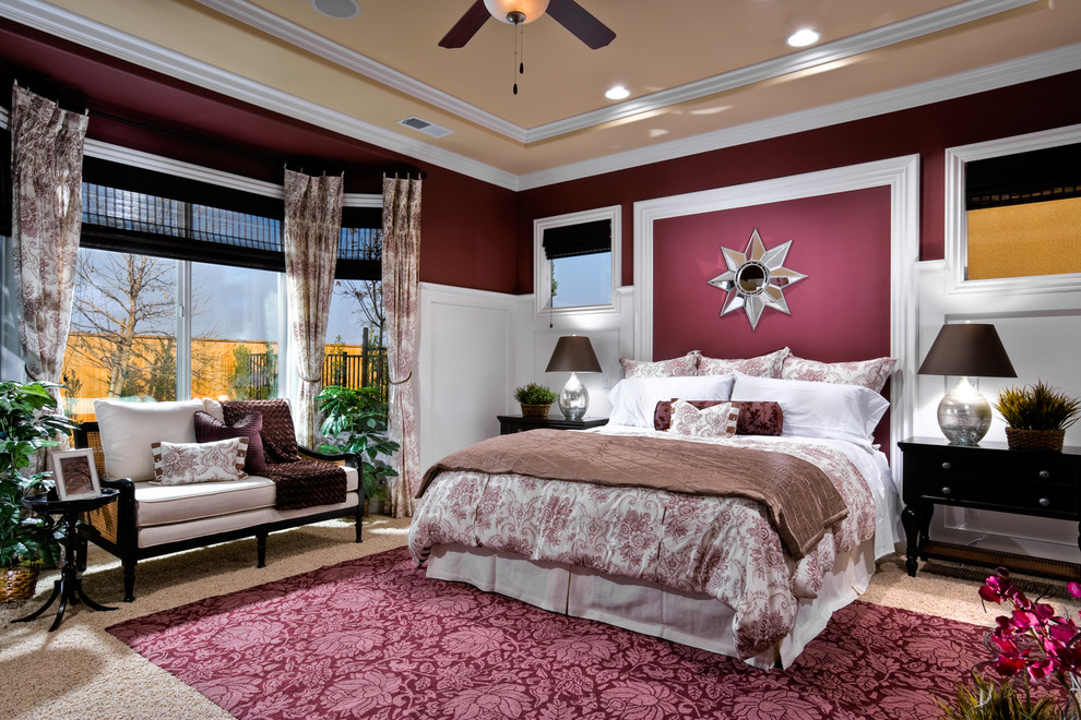 Esempio di una camera da letto tradizionale con moquette e pareti viola