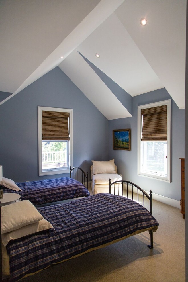 Esempio di una camera degli ospiti chic di medie dimensioni con pareti blu, moquette e nessun camino