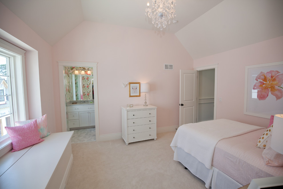Imagen de habitación de invitados tradicional de tamaño medio sin chimenea con paredes rosas, moqueta y suelo beige