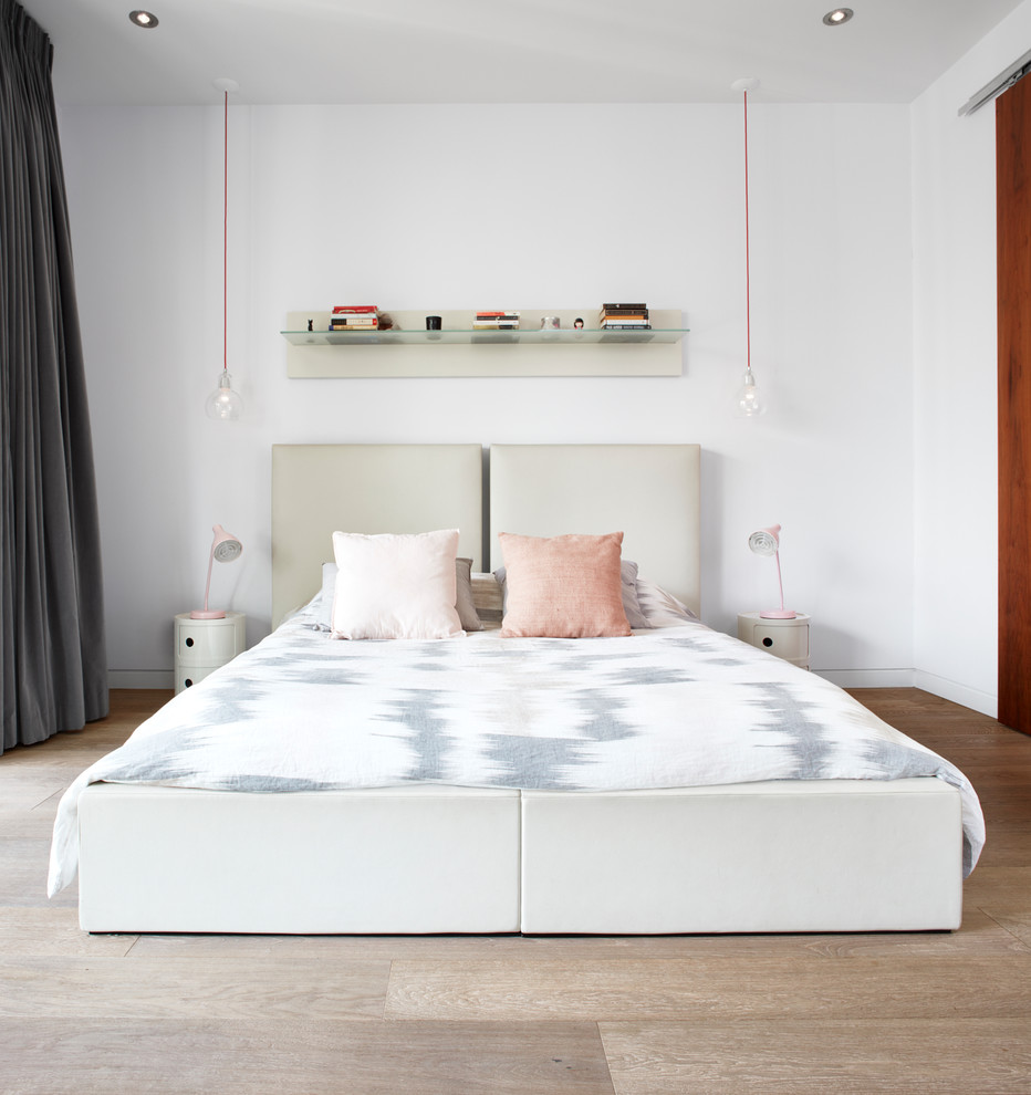 Modernes Schlafzimmer mit weißer Wandfarbe und hellem Holzboden in Toronto