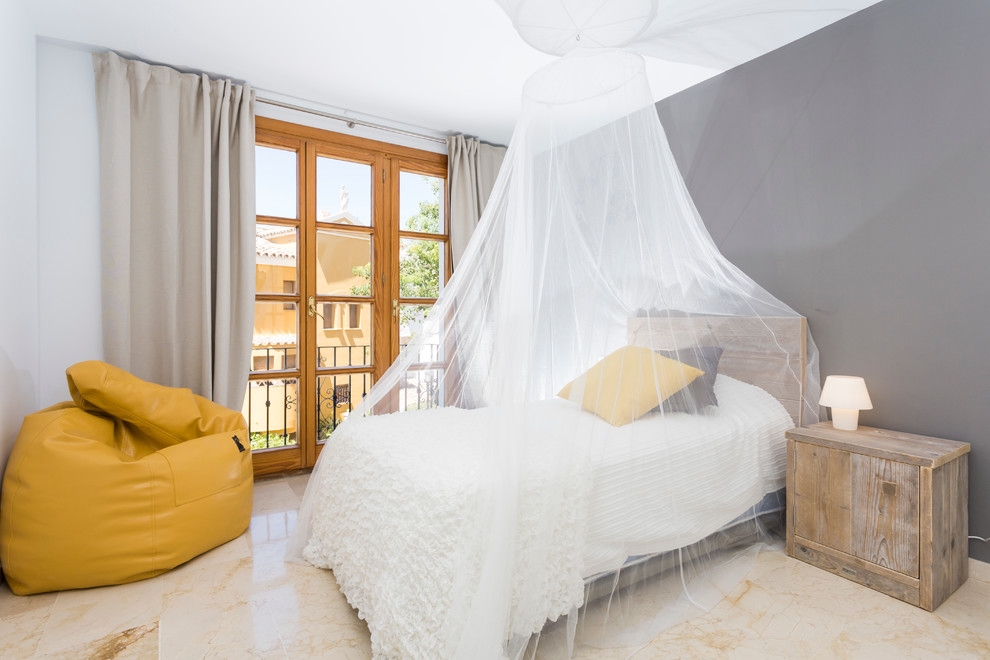 На фото: хозяйская спальня среднего размера в современном стиле с серыми стенами и полом из травертина без камина с