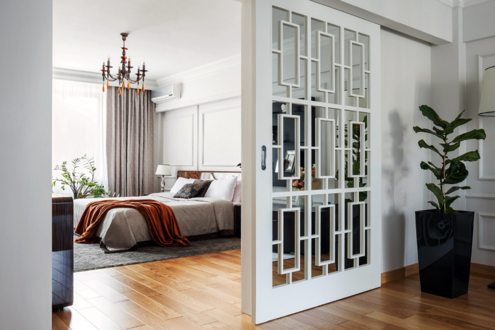 Diseño de dormitorio principal tradicional renovado pequeño con suelo de madera en tonos medios, suelo beige y paredes blancas