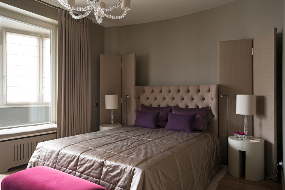 На фото: хозяйская спальня среднего размера в современном стиле с бежевыми стенами, паркетным полом среднего тона и кроватью в нише