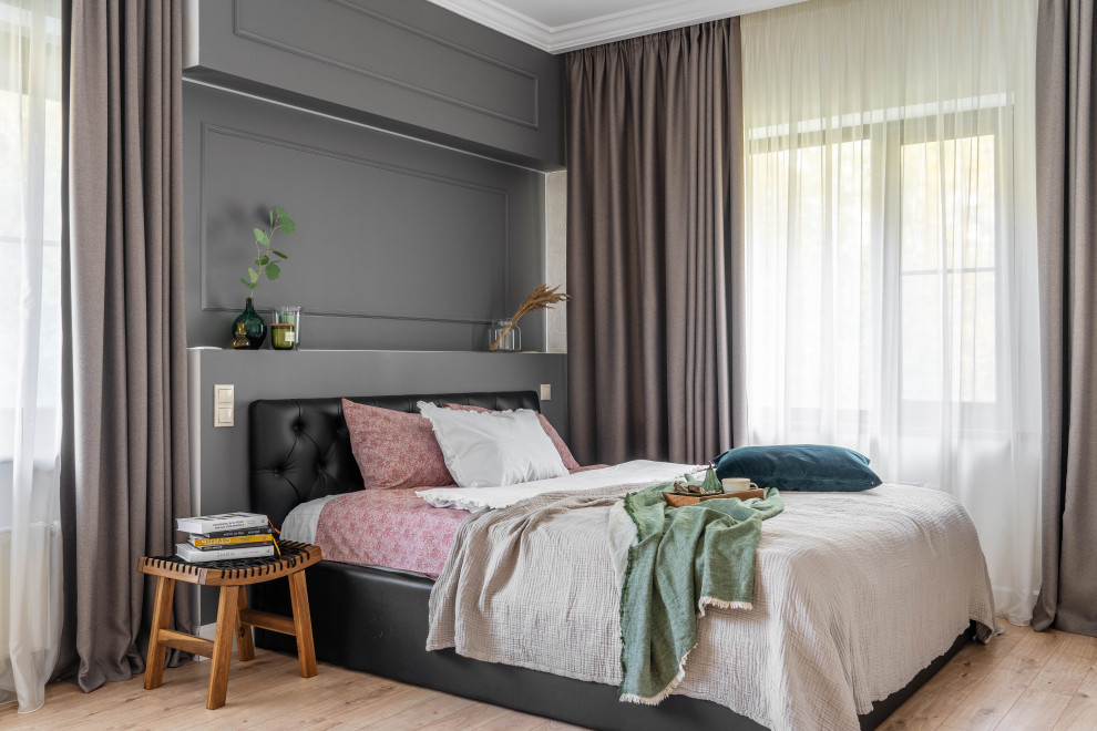 Свежая идея для дизайна: хозяйская спальня среднего размера в стиле неоклассика (современная классика) с серыми стенами, паркетным полом среднего тона, коричневым полом и обоями на стенах - отличное фото интерьера