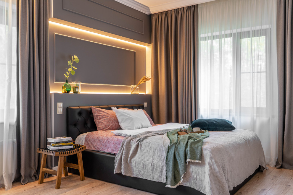 На фото: хозяйская спальня среднего размера в стиле неоклассика (современная классика) с серыми стенами, паркетным полом среднего тона, коричневым полом и обоями на стенах