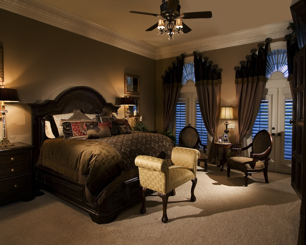 Foto de dormitorio principal tradicional con paredes marrones, moqueta y suelo beige