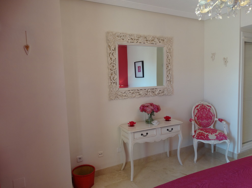 Idee per una piccola camera matrimoniale contemporanea con pareti rosa, pavimento in marmo e pavimento beige