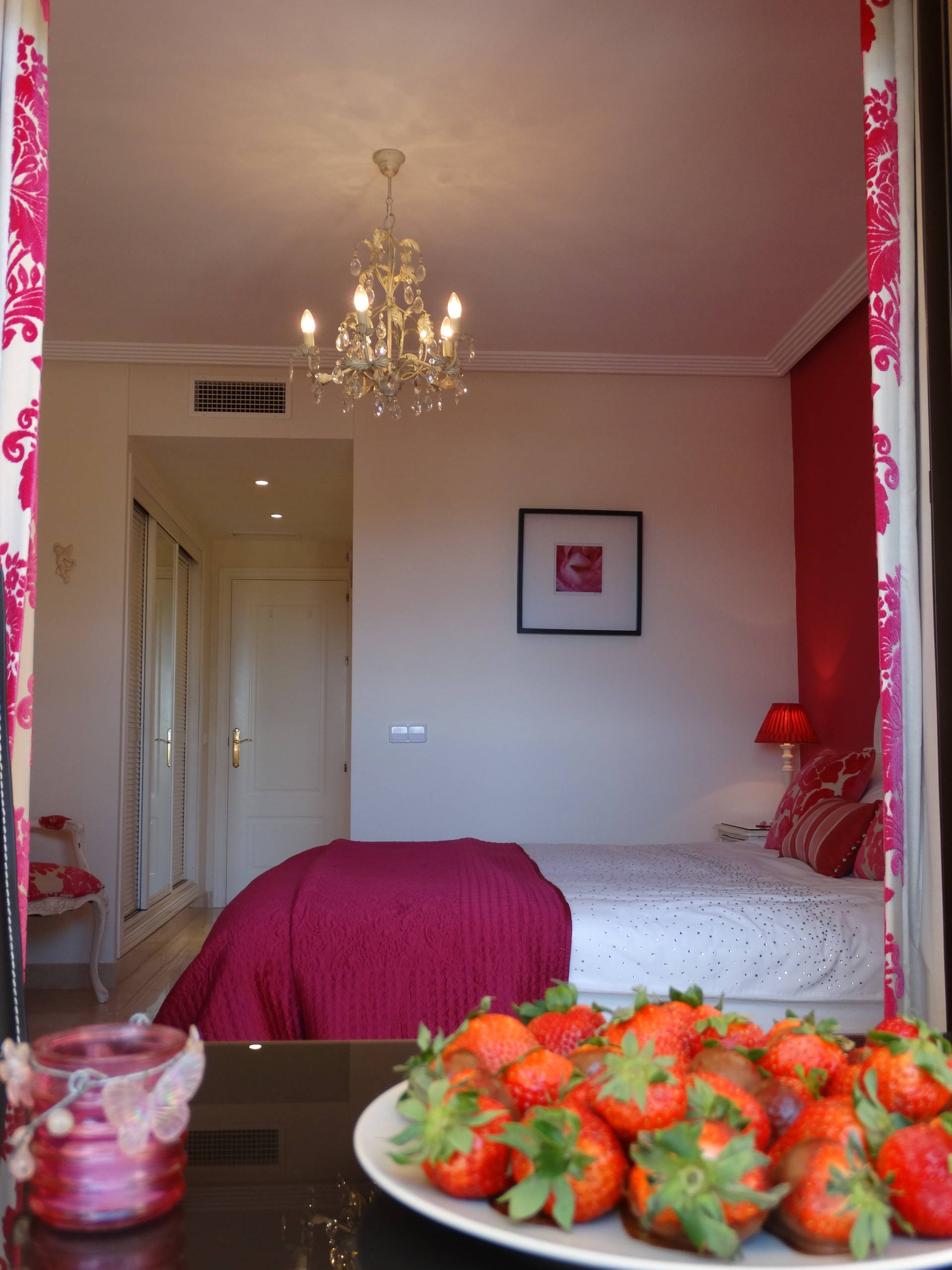 おしゃれな寝室 大理石の床 ピンクの壁 の画像 21年9月 Houzz ハウズ