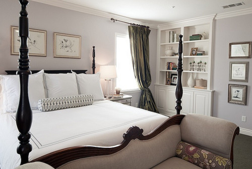Идея дизайна: большая хозяйская спальня в классическом стиле с фиолетовыми стенами и ковровым покрытием