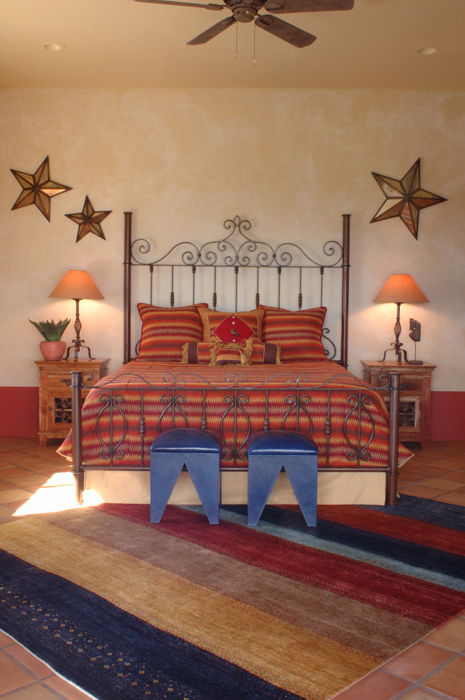 Пример оригинального дизайна: гостевая спальня среднего размера, (комната для гостей) в классическом стиле с бежевыми стенами и полом из терракотовой плитки