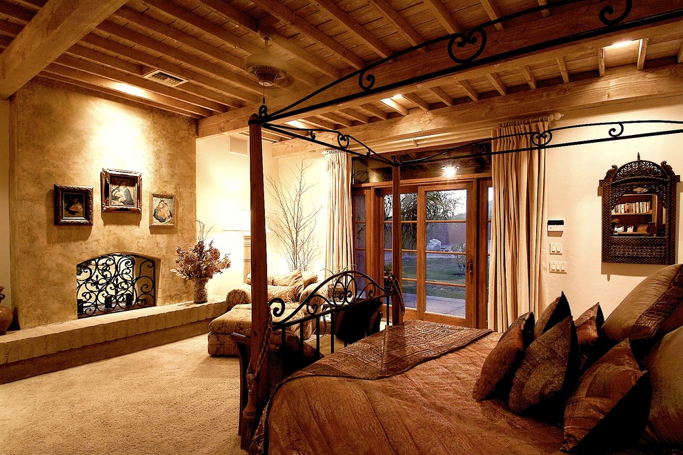 Стильный дизайн: хозяйская спальня среднего размера в стиле фьюжн с ковровым покрытием, двусторонним камином и фасадом камина из штукатурки - последний тренд