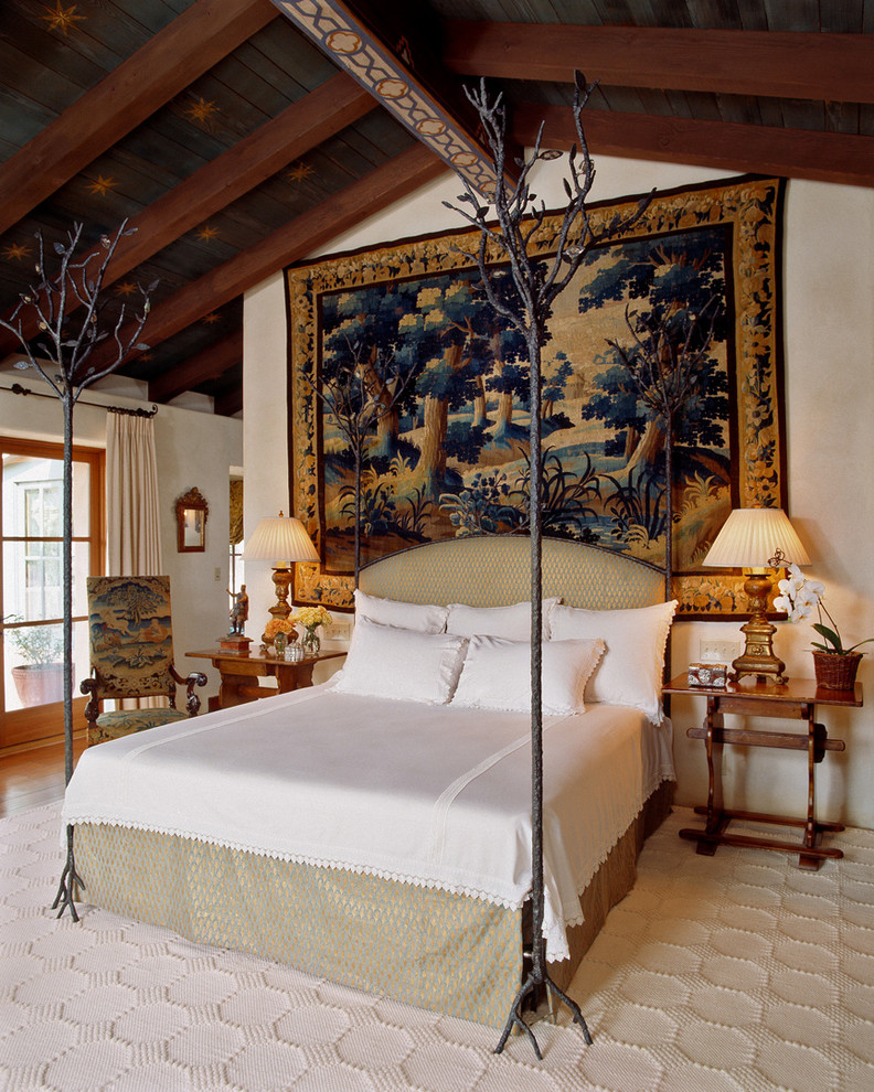 Пример оригинального дизайна: спальня в средиземноморском стиле с белыми стенами и ковровым покрытием без камина