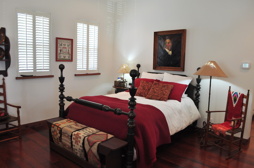 Modelo de dormitorio principal de estilo americano de tamaño medio sin chimenea con paredes blancas y suelo de madera oscura