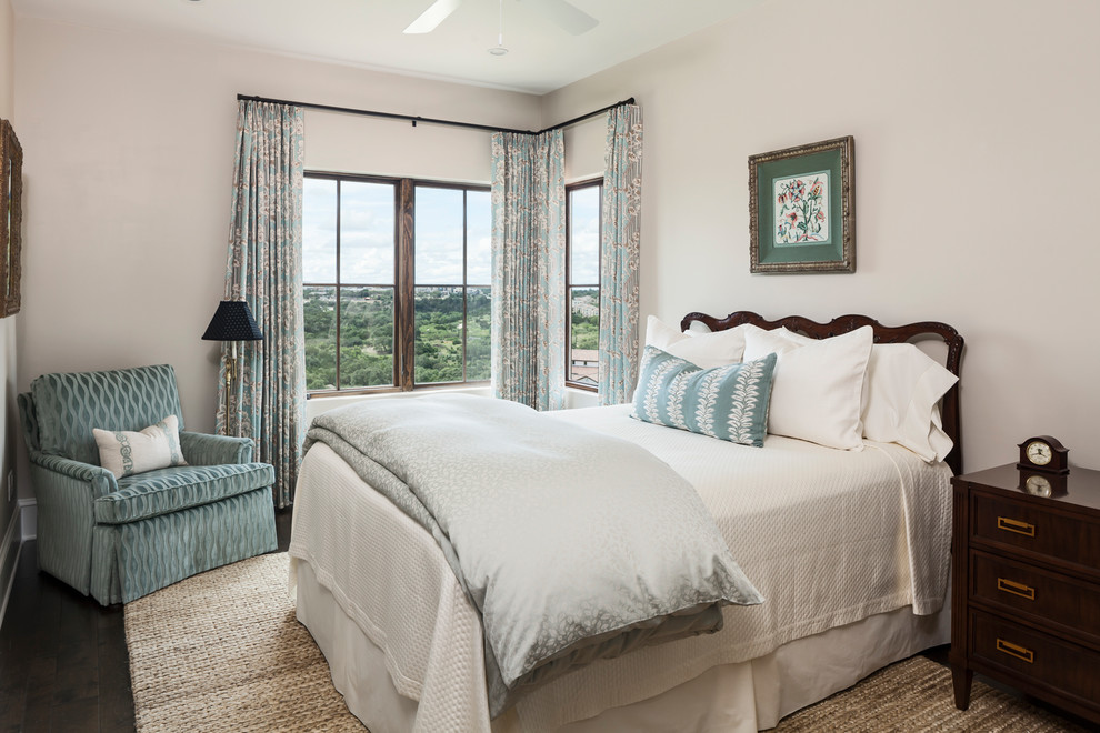 Mediterranes Hauptschlafzimmer ohne Kamin mit beiger Wandfarbe und dunklem Holzboden in Austin