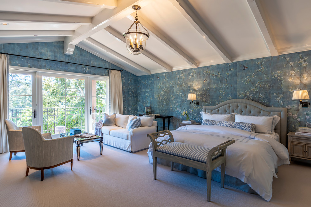Источник вдохновения для домашнего уюта: большая хозяйская спальня в средиземноморском стиле с синими стенами, ковровым покрытием и бежевым полом без камина