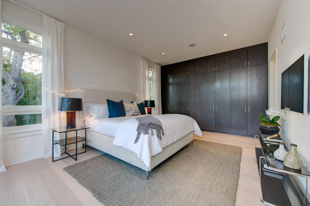 ロサンゼルスにある中くらいなコンテンポラリースタイルのおしゃれな寝室 (白い壁、リノリウムの床、暖炉なし) のインテリア