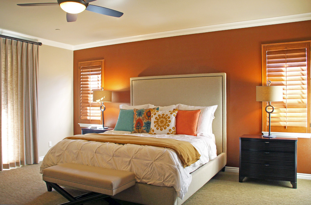 Idéer för att renovera ett stort medelhavsstil huvudsovrum, med orange väggar, heltäckningsmatta och beiget golv