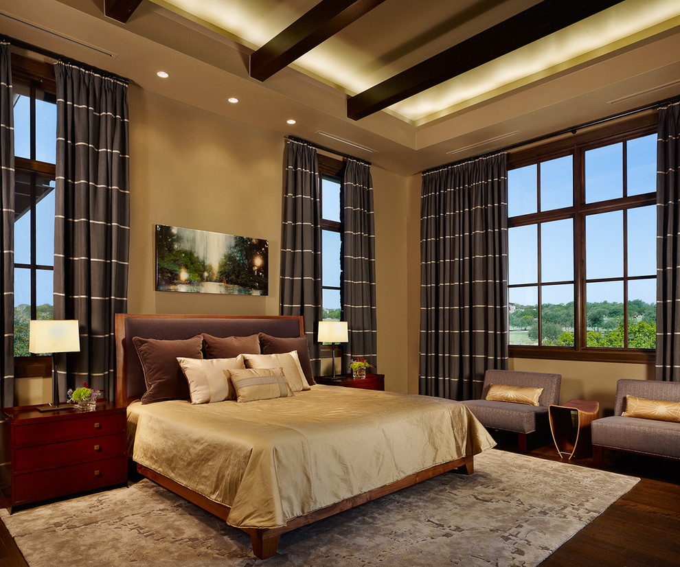 На фото: хозяйская спальня в современном стиле с коричневыми стенами и темным паркетным полом