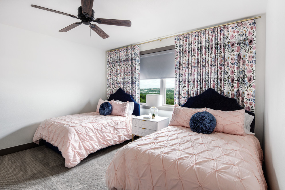 Foto de habitación de invitados tradicional renovada de tamaño medio sin chimenea con paredes blancas, moqueta y suelo gris