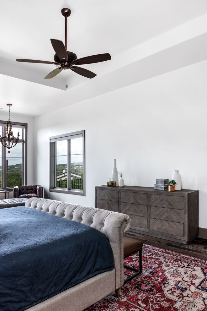 Imagen de dormitorio principal clásico renovado de tamaño medio sin chimenea con paredes blancas, suelo de madera oscura y suelo marrón